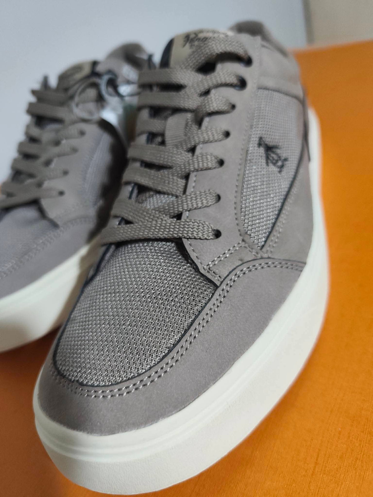 An Original Penguin by Munsingwear Men's Backcourt Low-Top Sneakers - Taupe/Grey (Size 10)